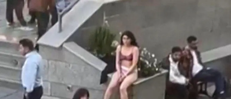 Studentessa iraniana si spoglia per protesta contro il velo, il Governo: «Ha infranto la legge»