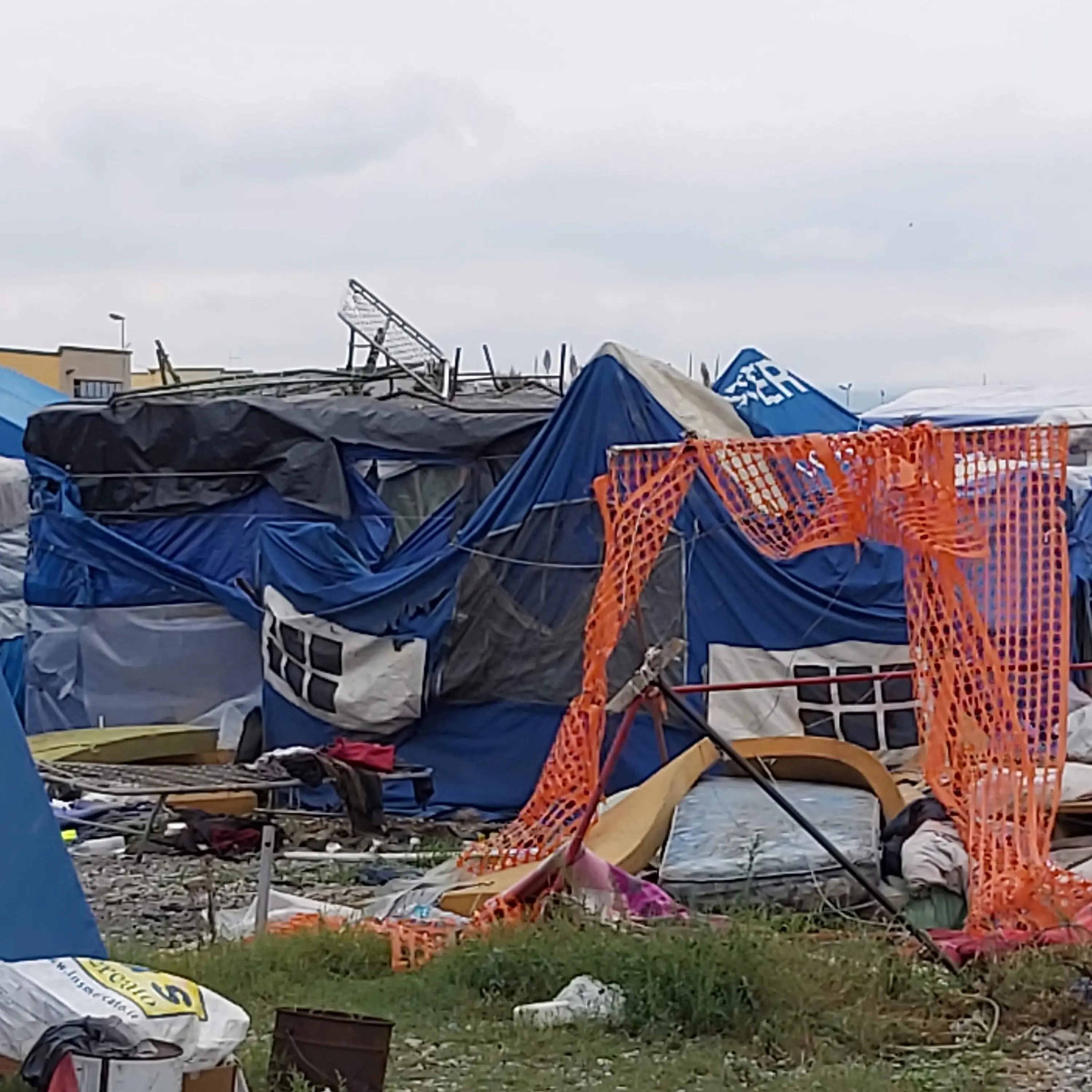 Dentro l’inferno della tendopoli\u00A0di San Ferdinando: viaggio tra baracche, rifiuti e disperazione. A 14 anni dalla rivolta nulla è cambiato\n