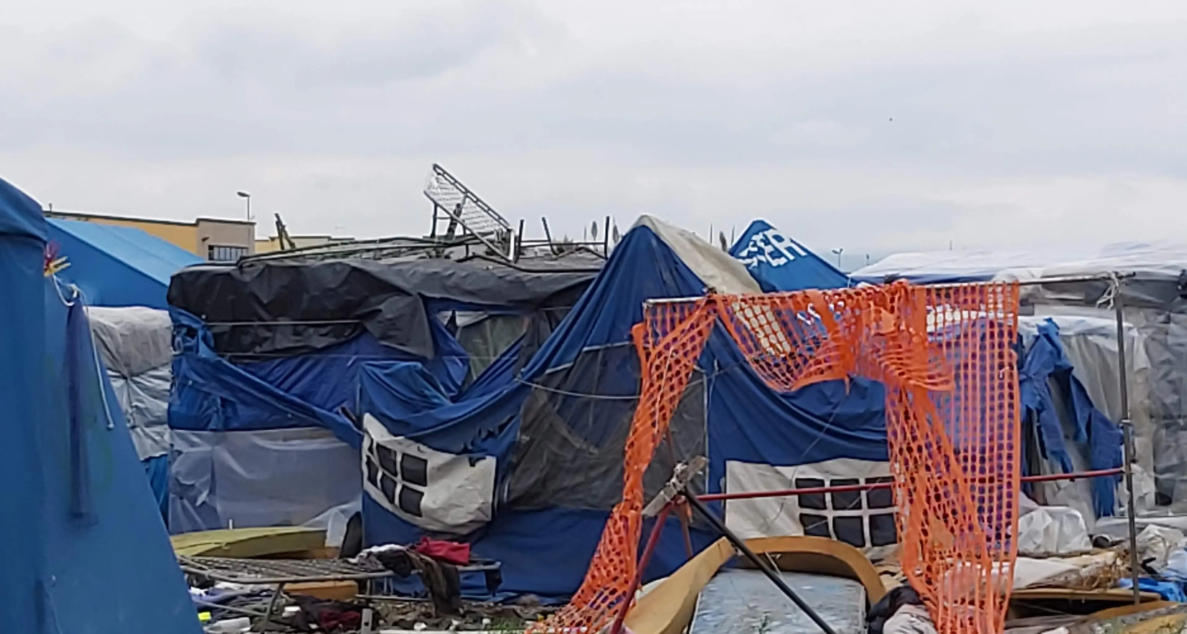 Dentro l’inferno della tendopoli\u00A0di San Ferdinando: viaggio tra baracche, rifiuti e disperazione. A 14 anni dalla rivolta nulla è cambiato\n