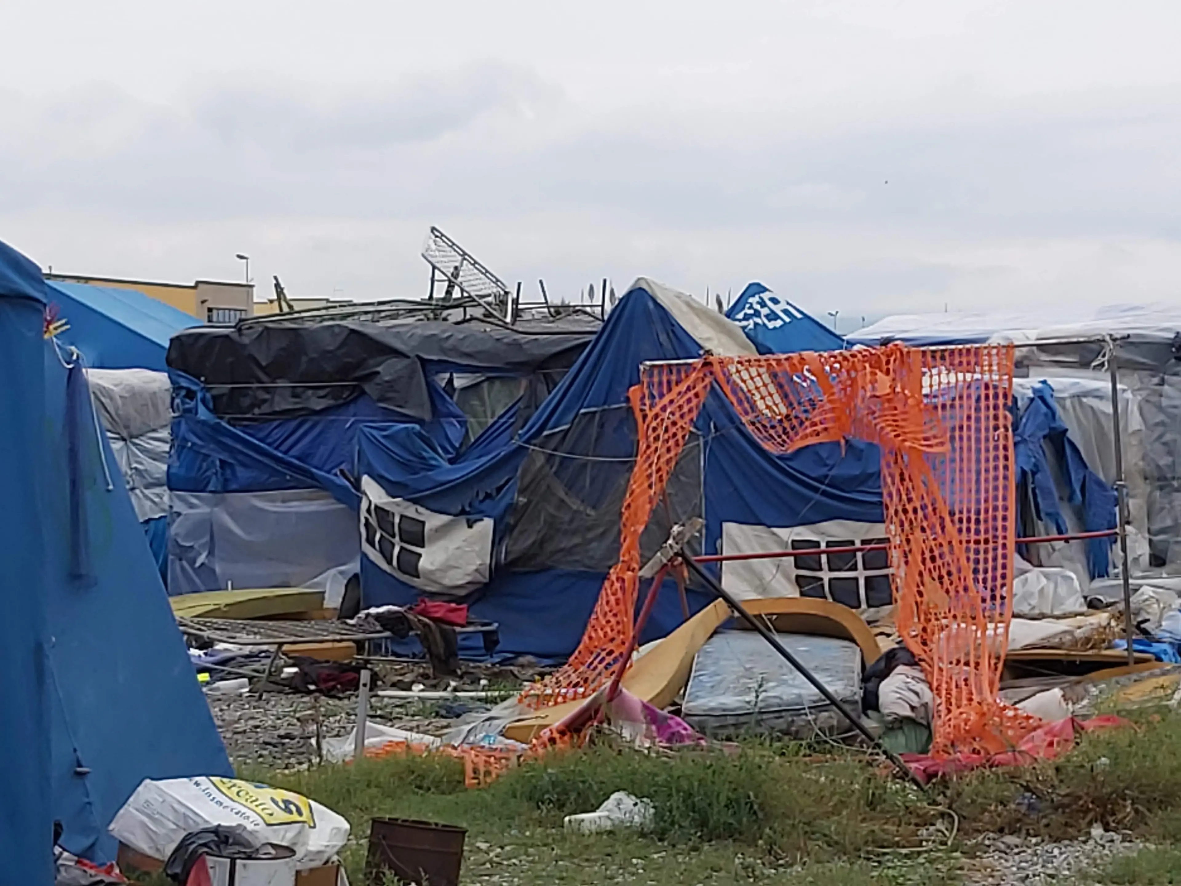 Dentro l’inferno della tendopoli\u00A0di San Ferdinando: viaggio tra baracche, rifiuti e disperazione. A 14 anni dalla rivolta nulla è cambiato\n