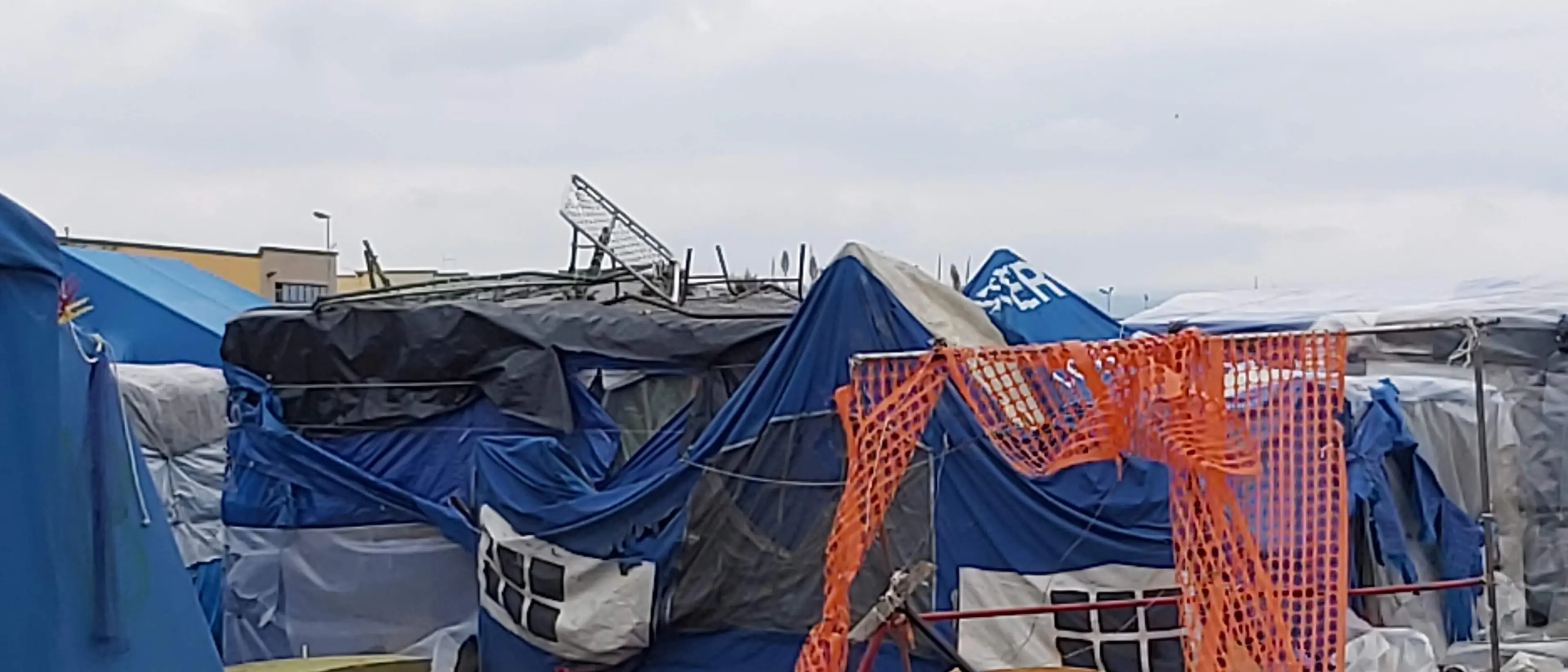 Dentro l’inferno della tendopoli\u00A0di San Ferdinando: viaggio tra baracche, rifiuti e disperazione. A 14 anni dalla rivolta nulla è cambiato\n