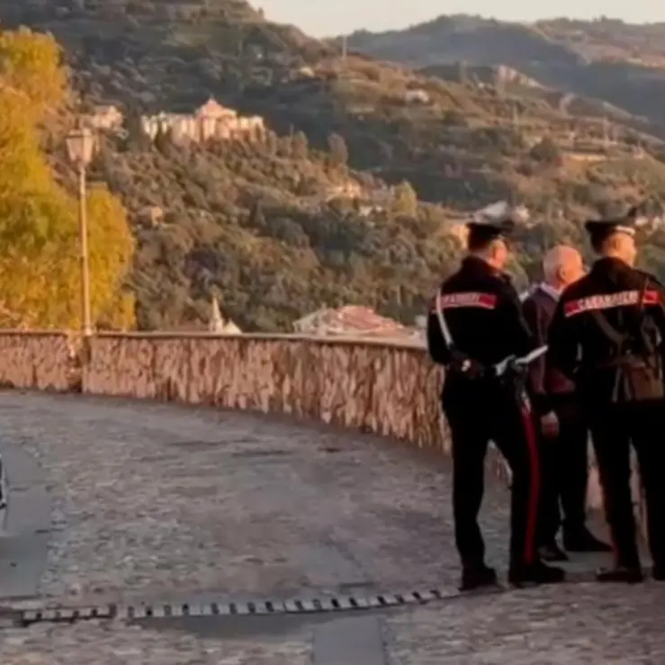 Violenze e soprusi giornalieri per estorcere denaro a un invalido, 36enne arrestato a Paola\n