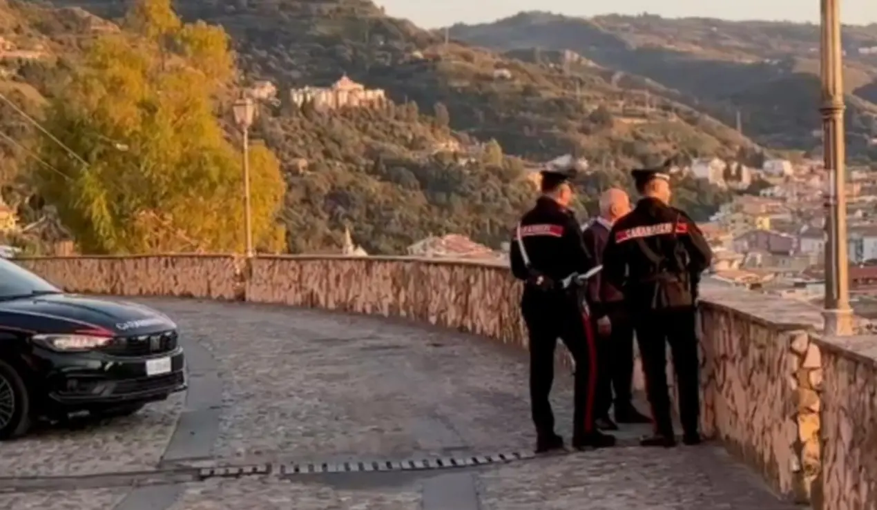 Violenze e soprusi giornalieri per estorcere denaro a un invalido, 36enne arrestato a Paola\n