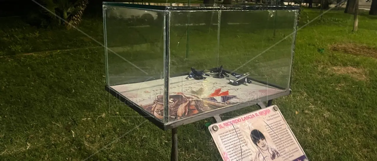 Dopo l’atto vandalico, la Città metropolitana di Reggio ripara\u00A0la teca dedicata a Gianluca Canonico\n