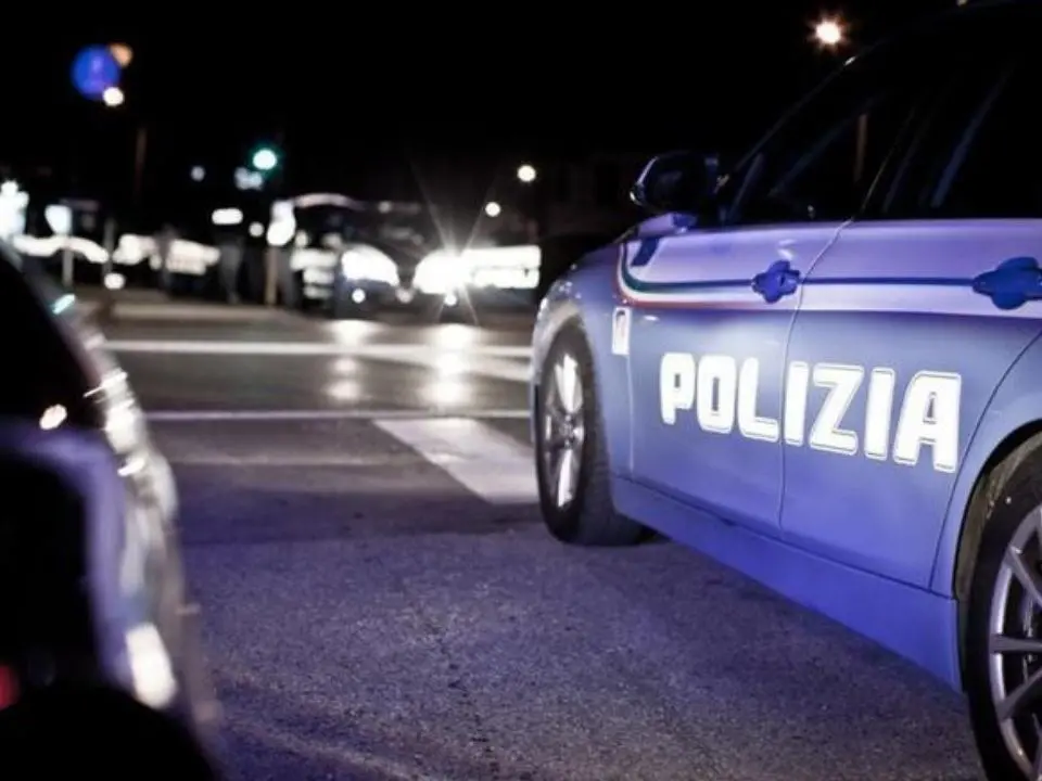 Ubriaco si schianta con l’auto contro un edificio, poi in ospedale aggredisce sanitari e poliziotti: arrestato