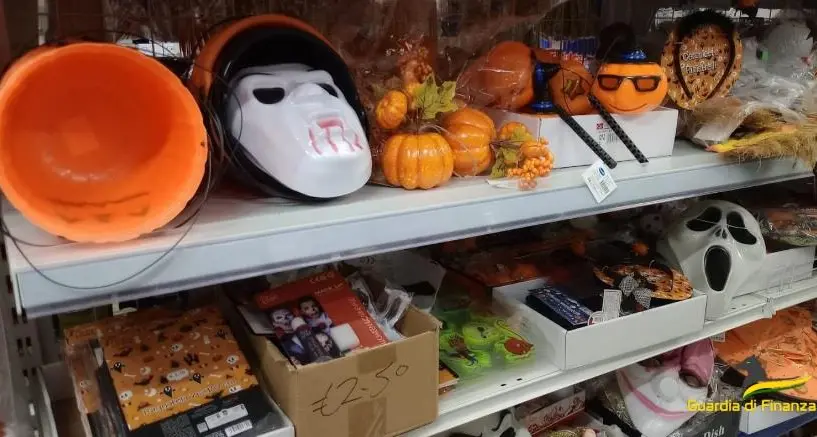 Giocattoli, accessori e maschere di Halloween non sicuri: nel Cosentino la Guardia di finanza sequestra 30mila prodotti