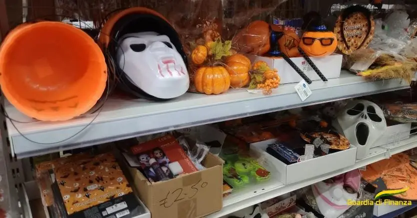 Giocattoli, accessori e maschere di Halloween non sicuri: nel Cosentino la Guardia di finanza sequestra 30mila prodotti