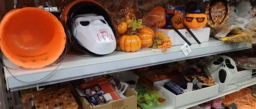 Giocattoli, accessori e maschere di Halloween non sicuri: nel Cosentino la Guardia di finanza sequestra 30mila prodotti