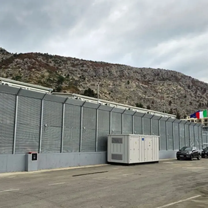 È arrivata in Albania la nave della Marina militare con otto migranti a bordo