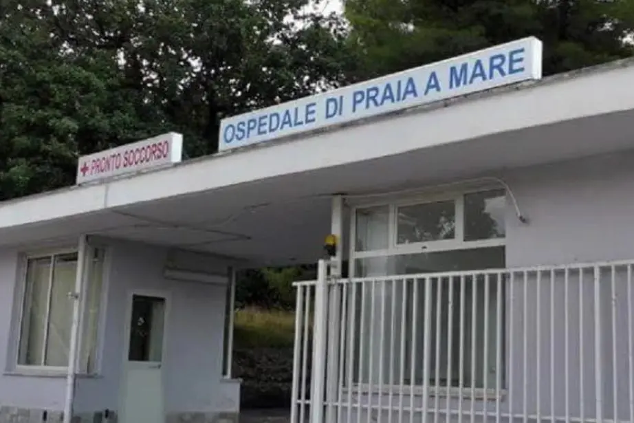 <p>L&#39;ingresso dell&#39;ospedale di Praia a Mare</p>\\n