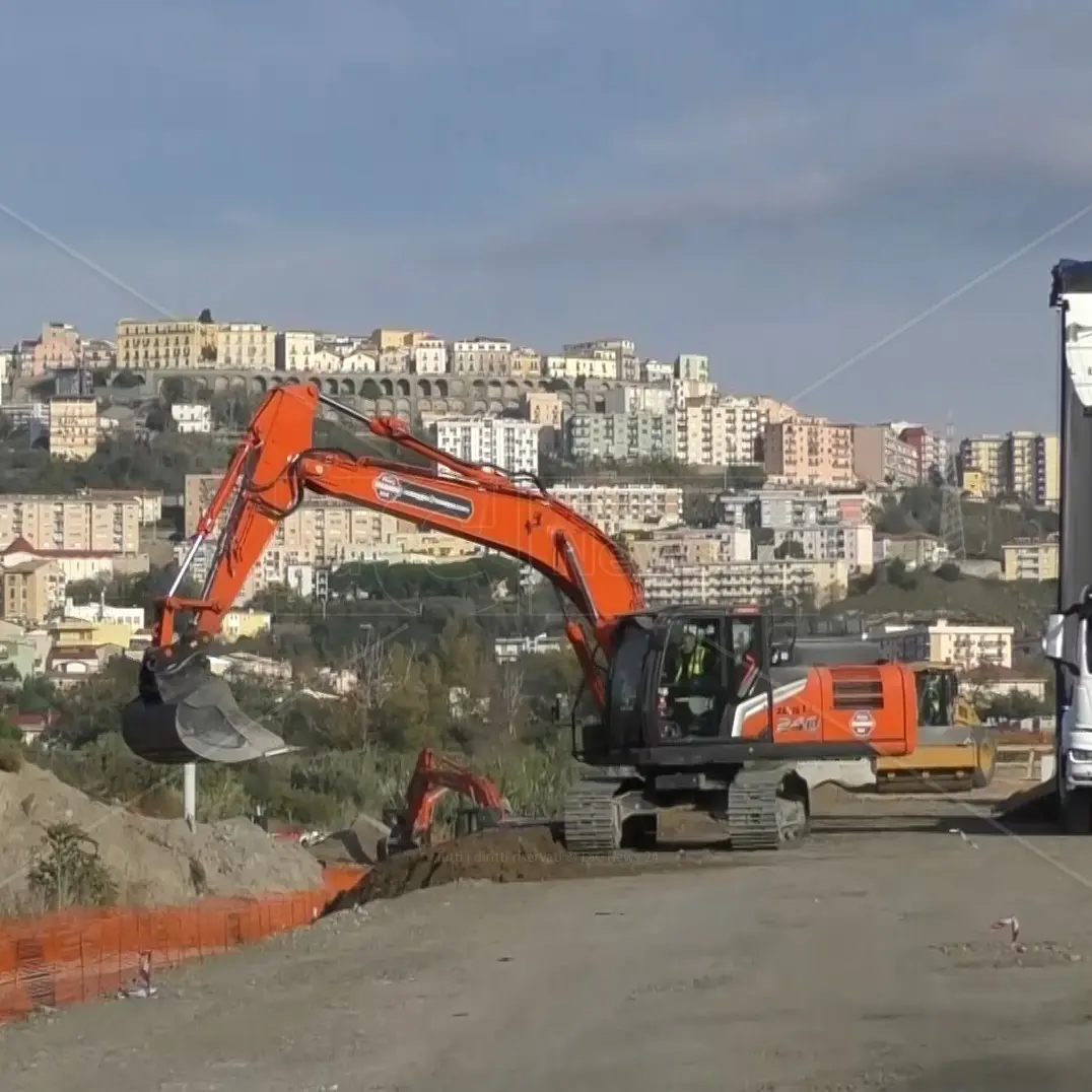 Viaggio nel\u00A0cantiere della metro di Catanzaro: «Al lavoro 240 operai, a\u00A0gennaio 2025 pronta la prima linea»\n