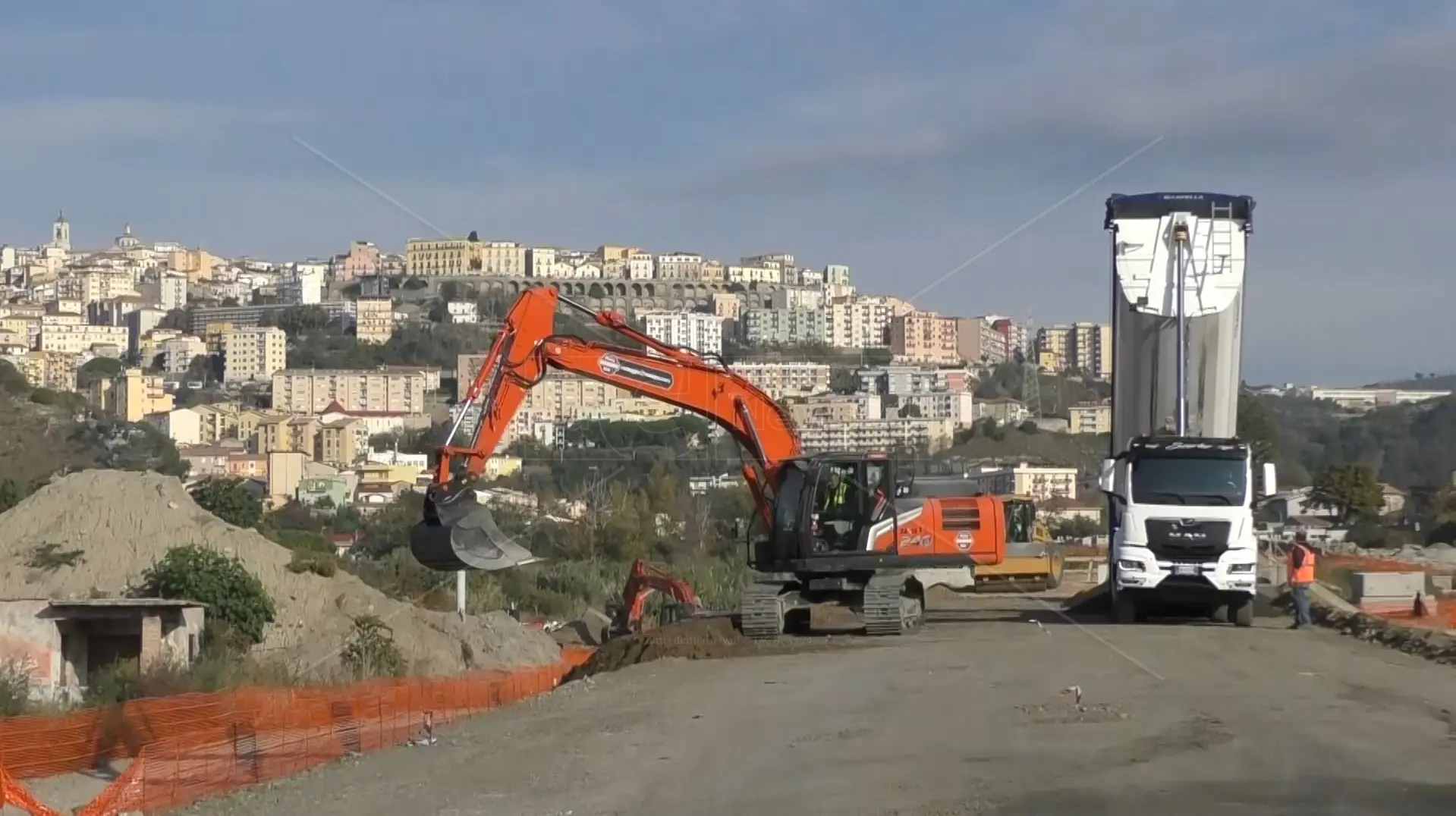 Viaggio nel\u00A0cantiere della metro di Catanzaro: «Al lavoro 240 operai, a\u00A0gennaio 2025 pronta la prima linea»\n