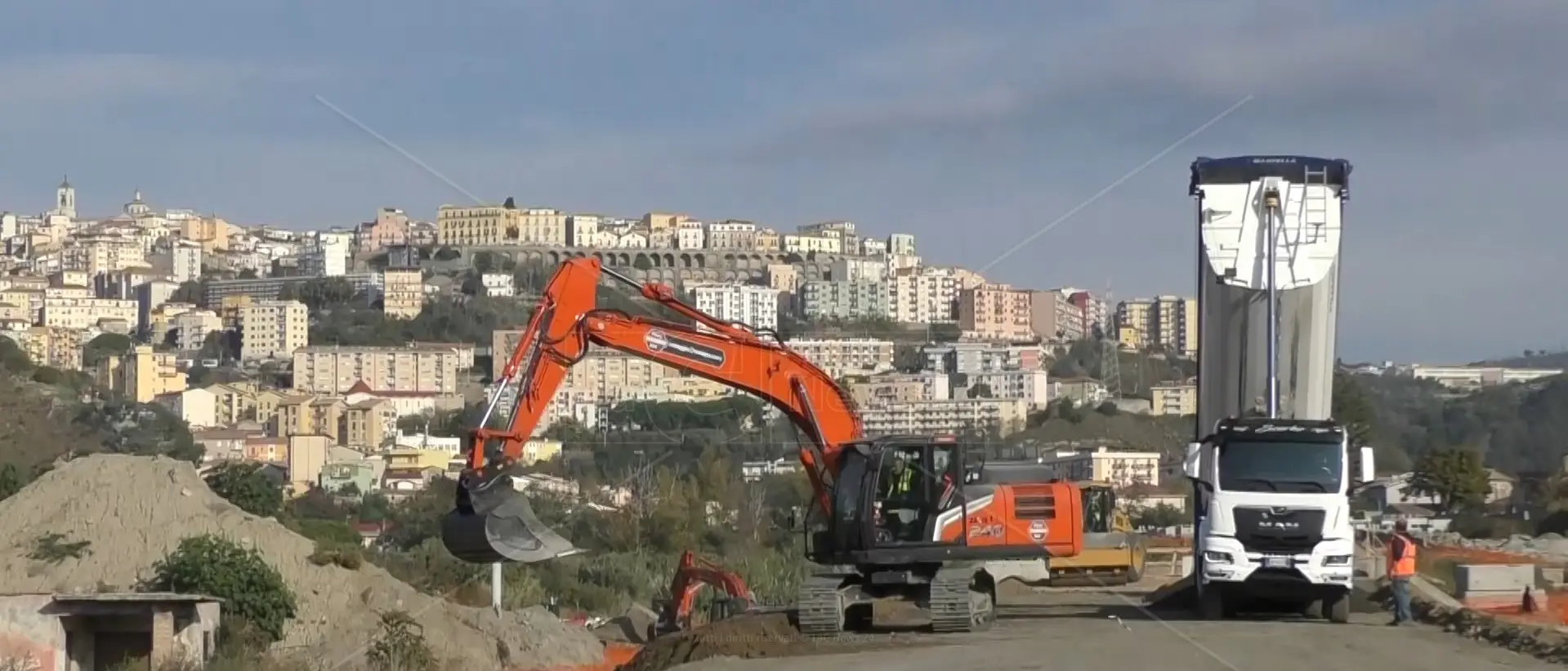 Viaggio nel\u00A0cantiere della metro di Catanzaro: «Al lavoro 240 operai, a\u00A0gennaio 2025 pronta la prima linea»\n
