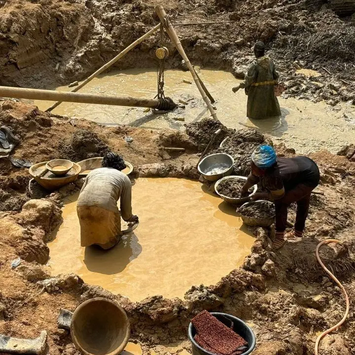 Tangenti e doni per avviare miniere illegali, così la corruzione ha alimentato il business dell'oro che sta devastando il Ghana\n