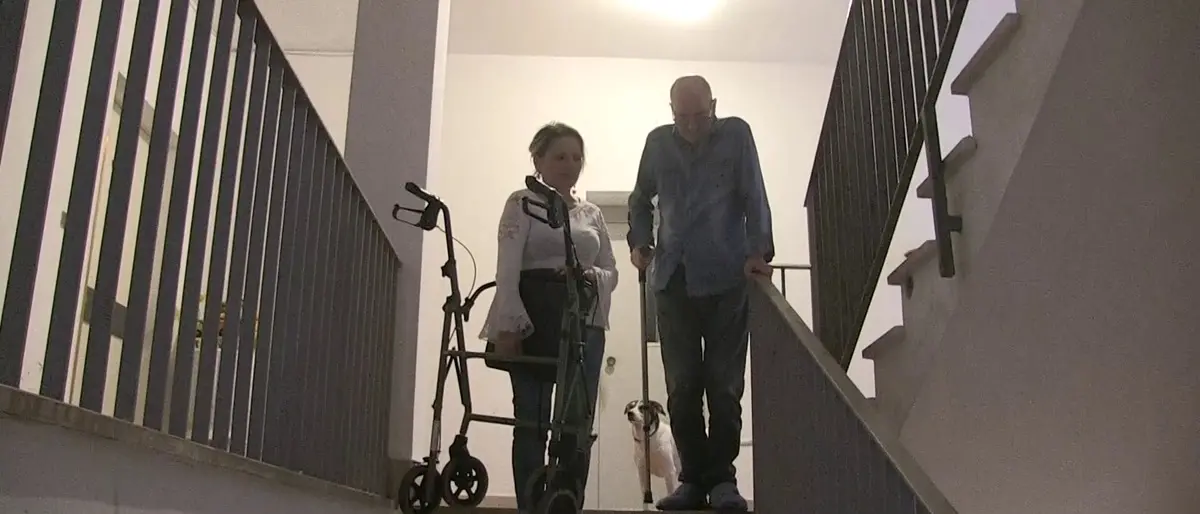 Catanzaro, disabile prigioniero di un ascensore rotto: «Ogni giorno 5 piani di sofferenza ma le istituzioni mi ignorano»\n