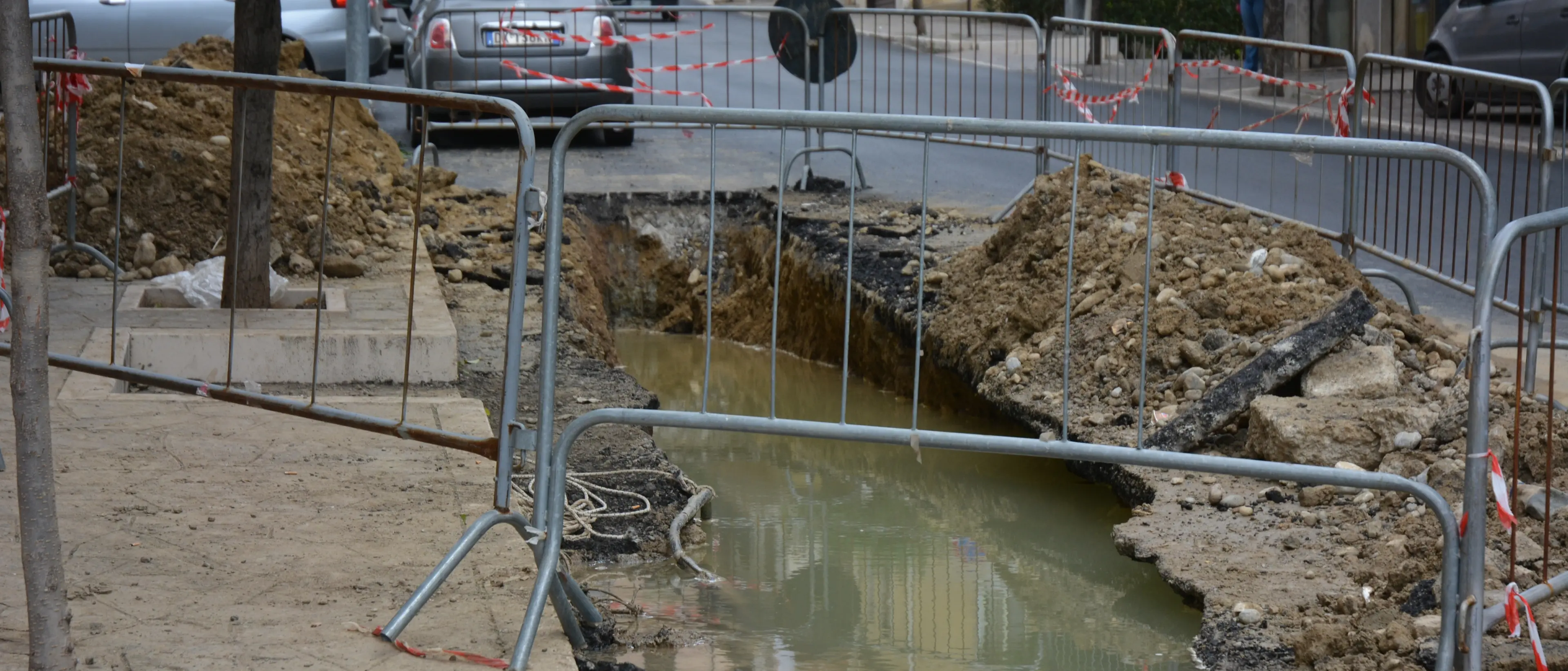 Crisi idrica a Cassano, code alle autobotti e alle fontane. Il sindaco: «Problema gravissimo ma in via di soluzione»\n