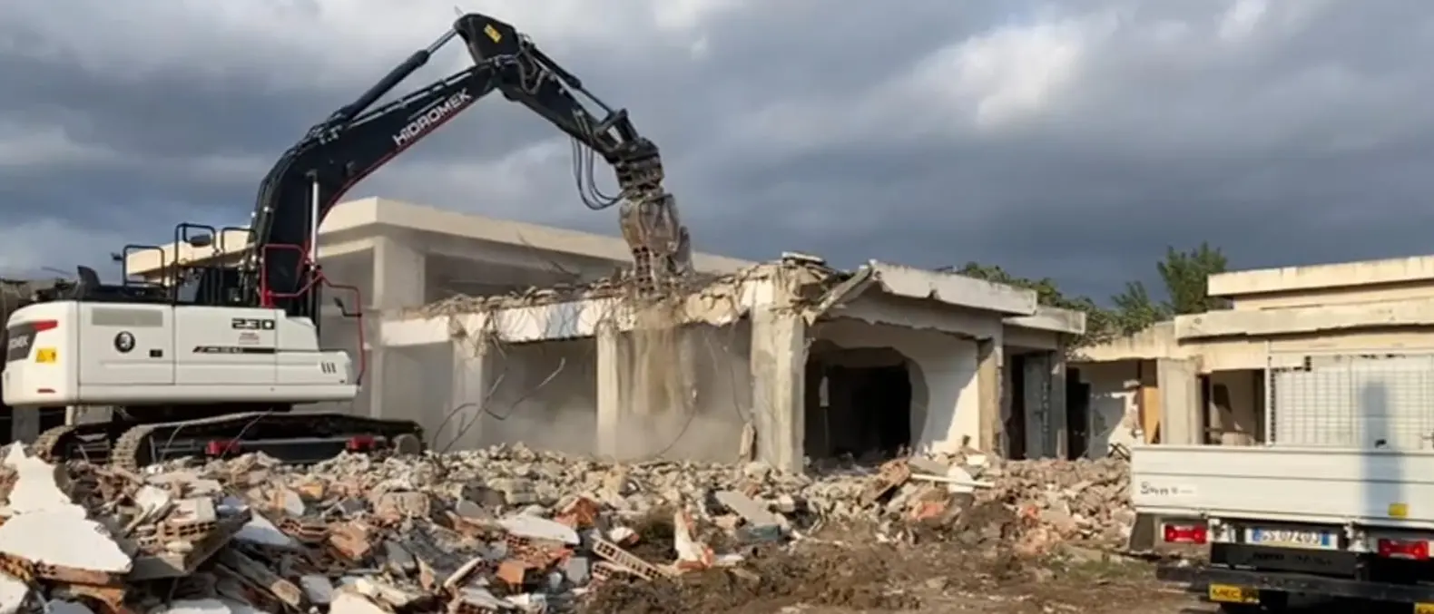 Condofuri, dopo 28 anni di attesa al via la demolizione della scuola Bachelet. Ma infuria la polemica\n
