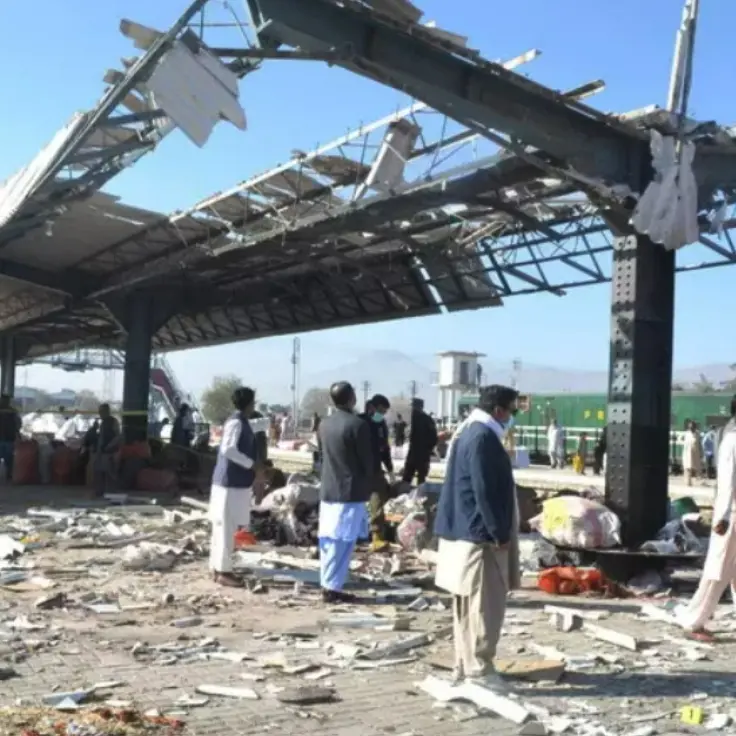 Bomba in una stazione ferroviaria in Pakistan: 22 morti e diversi feriti\n