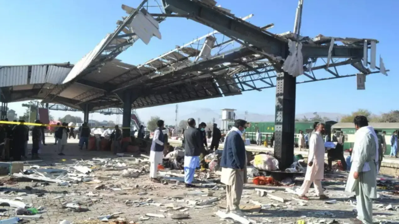 Esplosione in una stazione in Pakistan, foto ansa