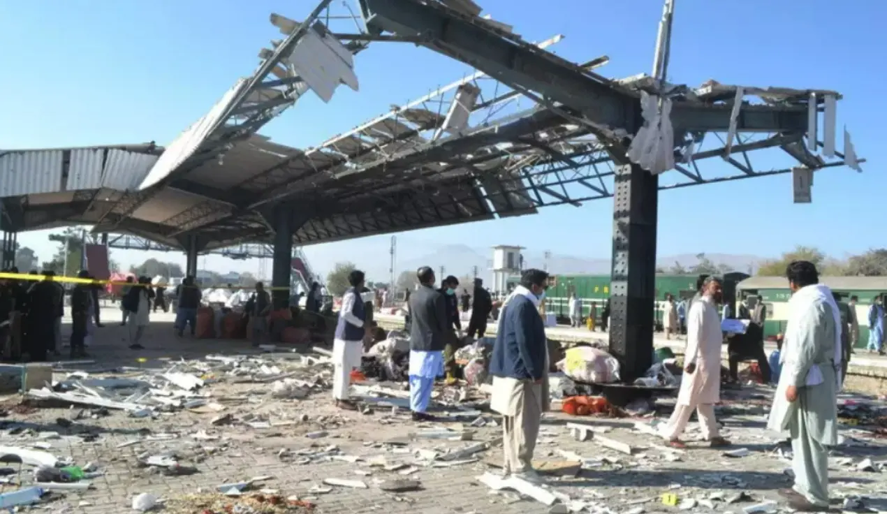 Bomba in una stazione ferroviaria in Pakistan: 22 morti e diversi feriti\n