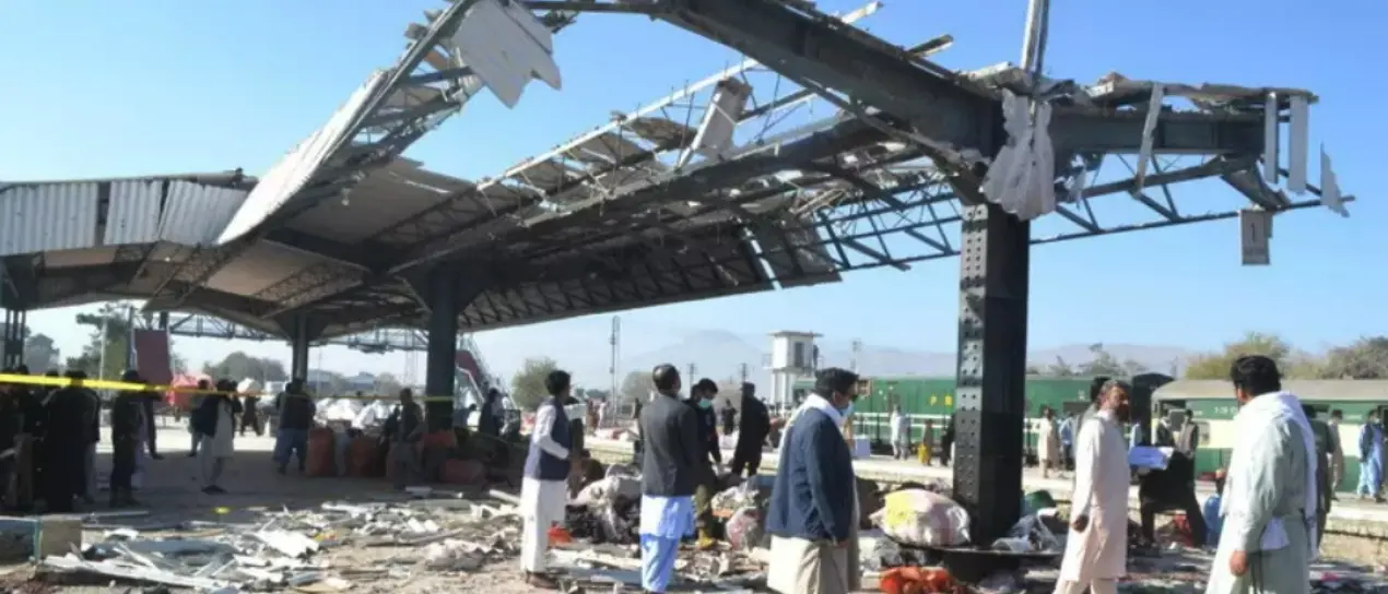 Bomba in una stazione ferroviaria in Pakistan: 22 morti e diversi feriti\n