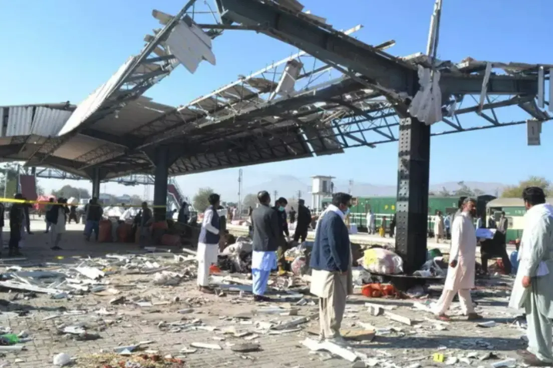 Esplosione in una stazione in Pakistan, foto ansa