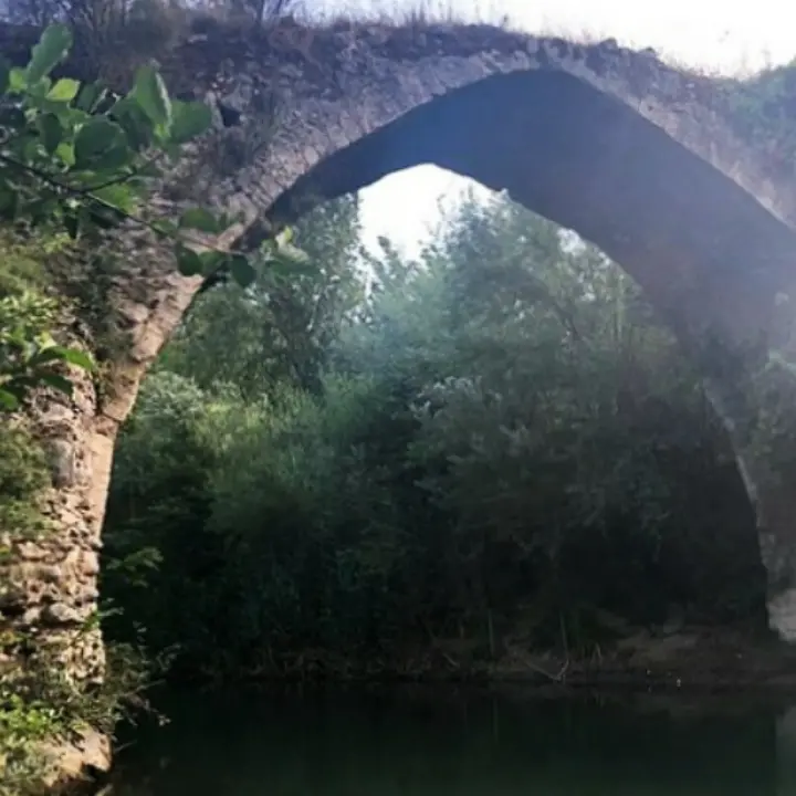 Il ponte sul torrente Ghetterello a Squillace e la leggenda del patto tra il diavolo e un pastore\n