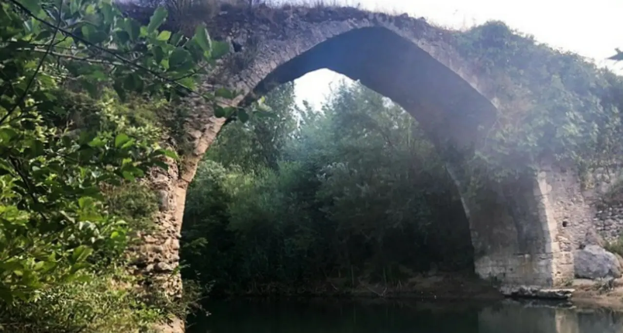 Il ponte sul torrente Ghetterello a Squillace e la leggenda del patto tra il diavolo e un pastore\n