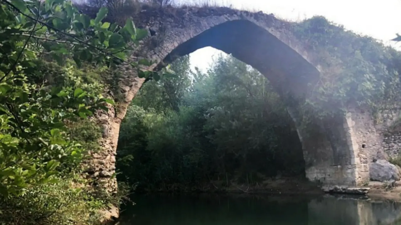 Il ponte sul torrente Ghetterello a Squillace e la leggenda del patto tra il diavolo e un pastore\n