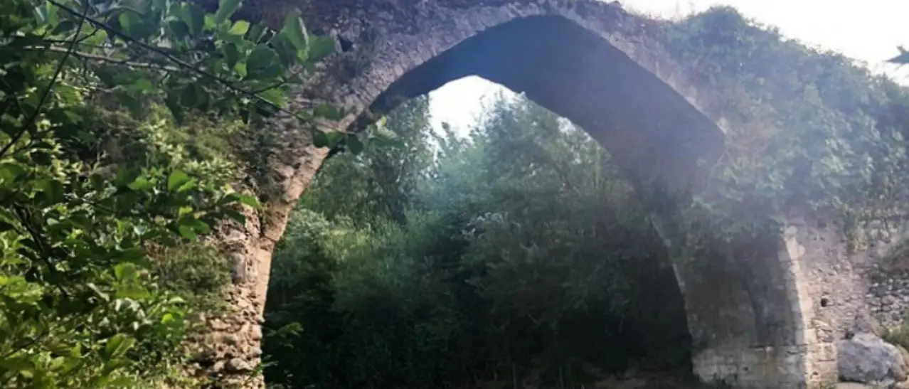 Il ponte sul torrente Ghetterello a Squillace e la leggenda del patto tra il diavolo e un pastore\n