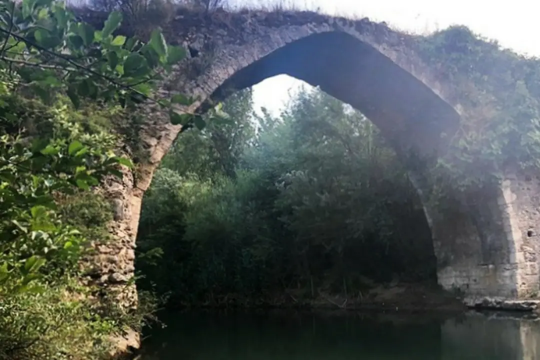 Il ponte sul torrente Ghetterello a Squillace e la leggenda del patto tra il diavolo e un pastore\n