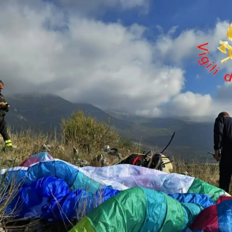 Si schianta al suolo precipitando con il parapendio, muore un 57enne a Castrovillari