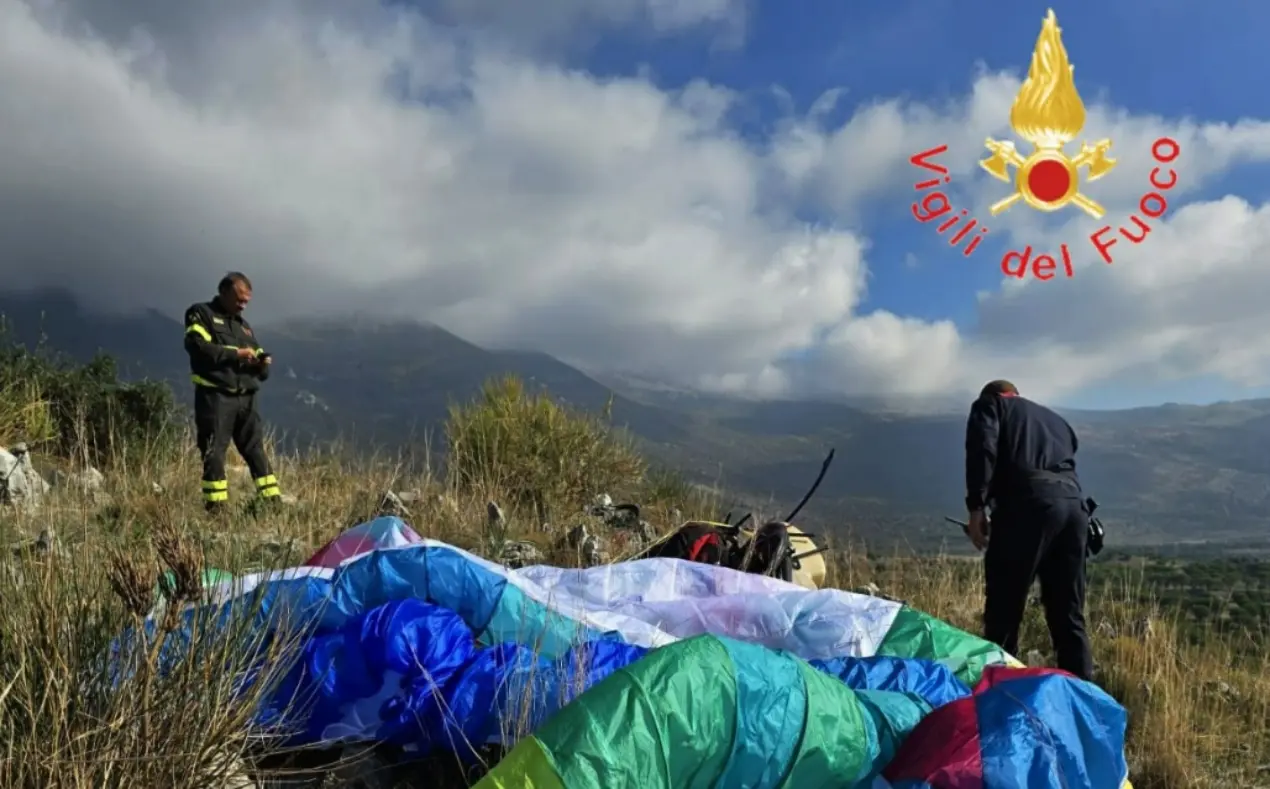 Si schianta al suolo precipitando con il parapendio, muore un 57enne a Castrovillari