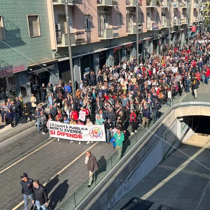 «La sanità pubblica non si svende», a Cosenza oltre 700 manifestanti per la mobilitazione targata Cgil\n