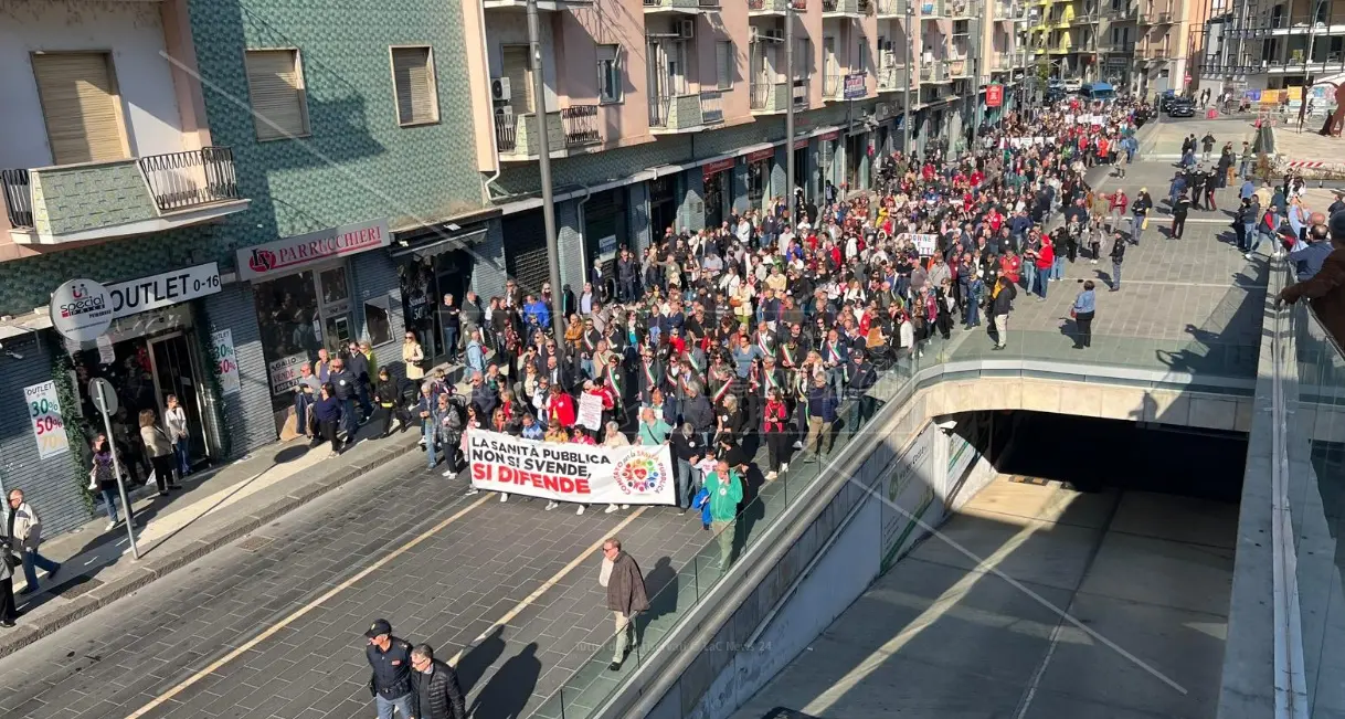 «La sanità pubblica non si svende», a Cosenza oltre 700 manifestanti per la mobilitazione targata Cgil\n