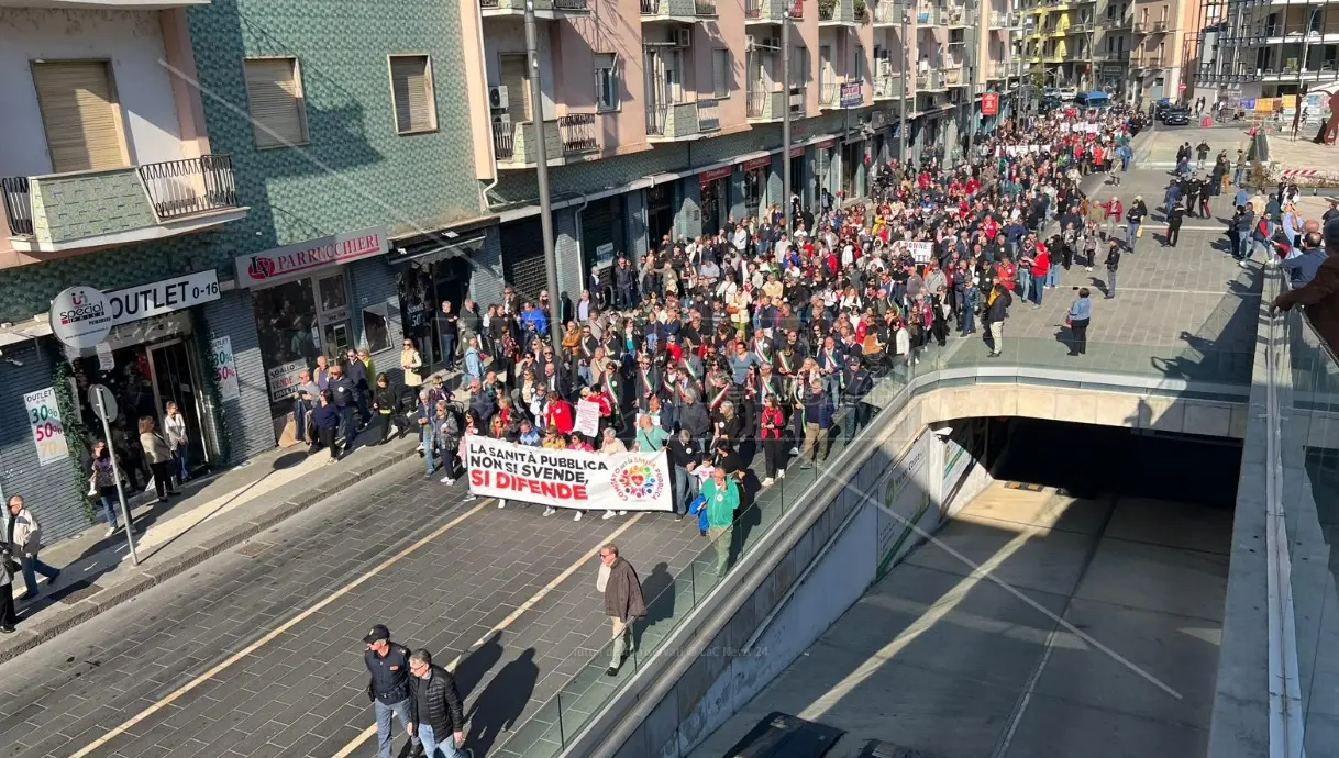 «La sanità pubblica non si svende», a Cosenza oltre 700 manifestanti per la mobilitazione targata Cgil\n