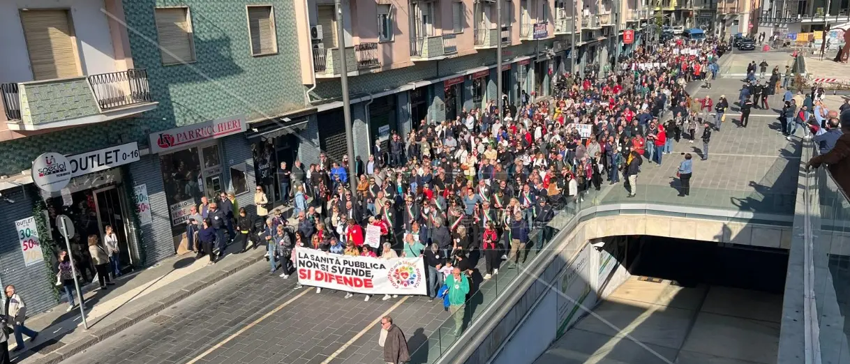 «La sanità pubblica non si svende», a Cosenza oltre 700 manifestanti per la mobilitazione targata Cgil\n