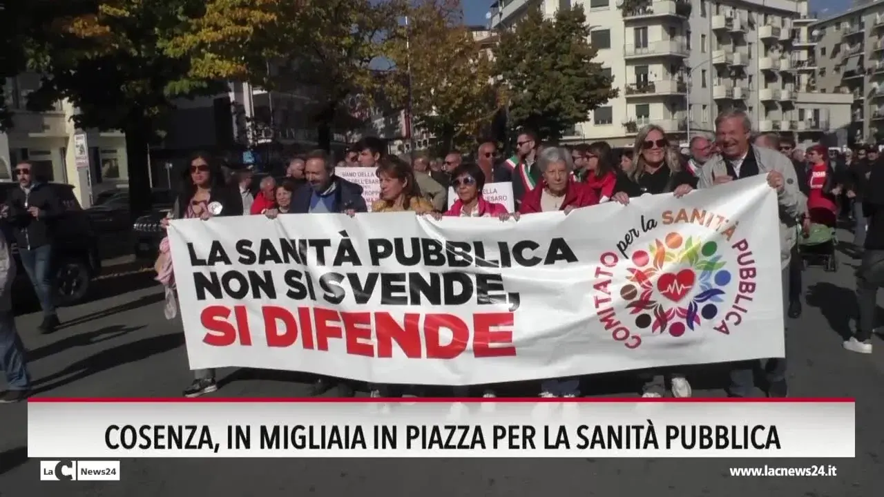 Cosenza, in migliaia in piazza per la sanità pubblica