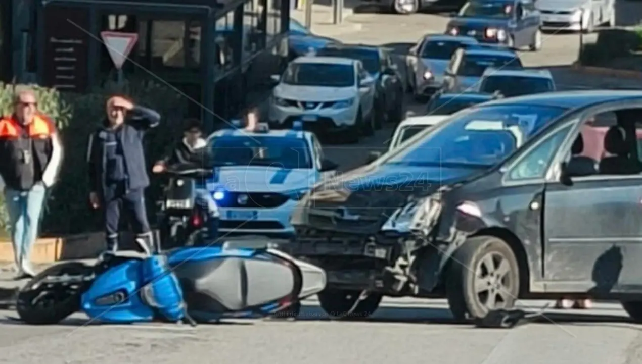 Scontro auto-moto a Corigliano, feriti due ragazzi: uno è grave\n