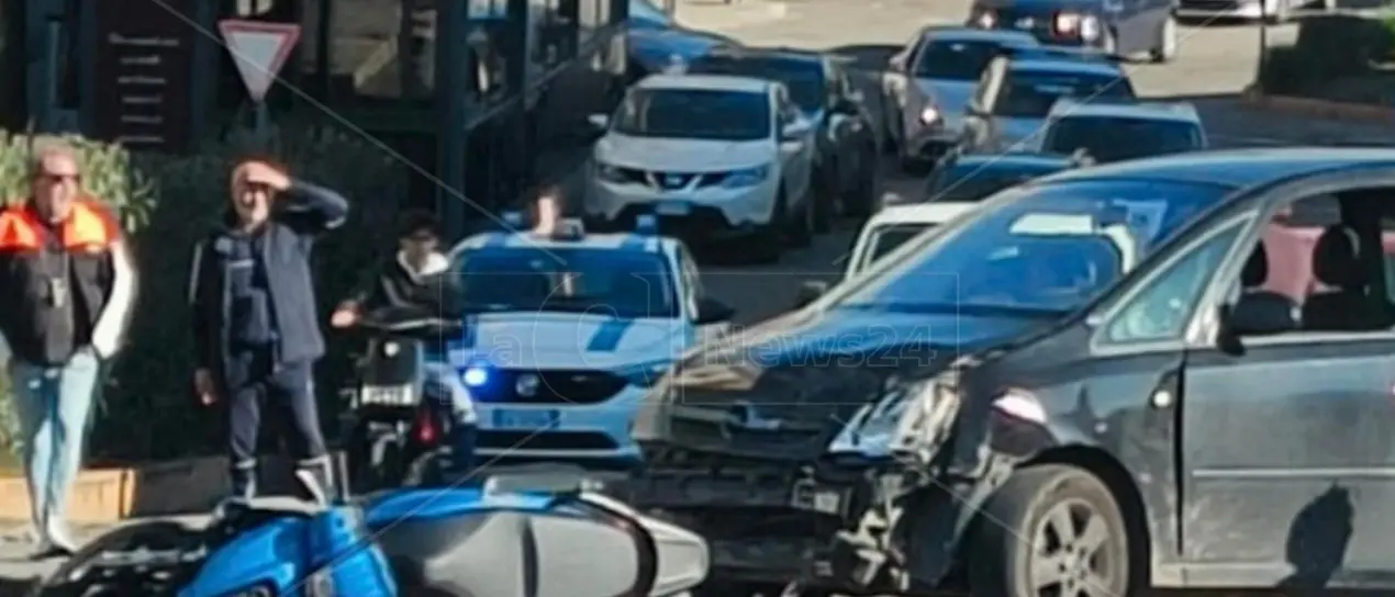 Scontro auto-moto a Corigliano, feriti due ragazzi: uno è grave\n