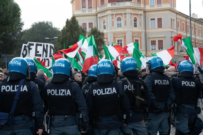 Scontri tra collettivi e polizia a Bologna: in città due manifestazioni di segno opposto