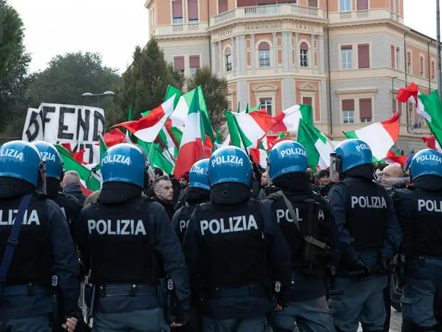 Scontri tra collettivi e polizia a Bologna: in città due manifestazioni di segno opposto