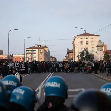 Scontri a Bologna, il sindaco: «Ci hanno mandato 300 camicie nere». Salvini: «Chiudere i centri sociali dei comunisti»\n