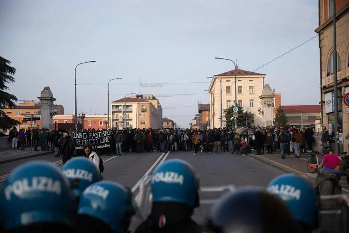 Scontri a Bologna, il sindaco: «Ci hanno mandato 300 camicie nere». Salvini: «Chiudere i centri sociali dei comunisti»\n