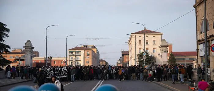 Scontri a Bologna, il sindaco: «Ci hanno mandato 300 camicie nere». Salvini: «Chiudere i centri sociali dei comunisti»\n