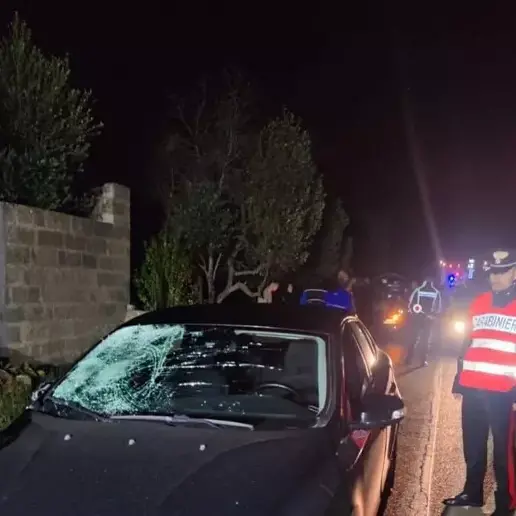 Tragedia nel Leccese, auto travolge una bici e un monopattino: morto un giovane, l’altro è grave