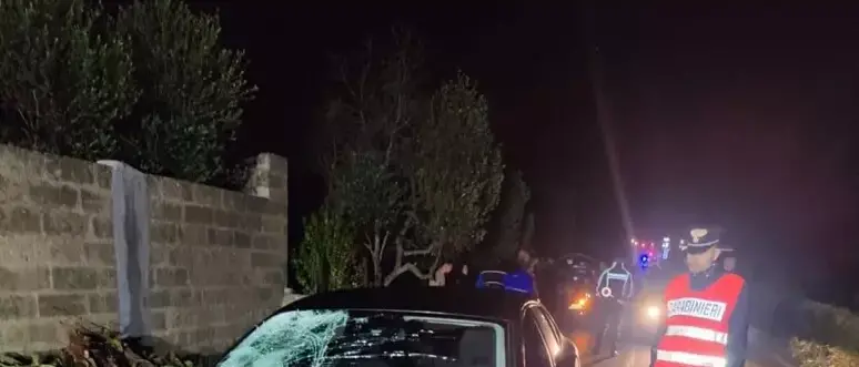 Tragedia nel Leccese, auto travolge una bici e un monopattino: morto un giovane, l’altro è grave
