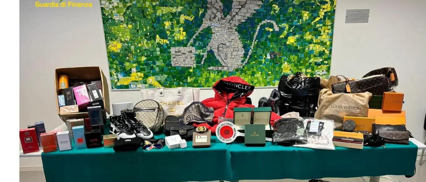 Vendevano abbigliamento e profumi falsi sui social, denunciate 8 persone: si rifornivano anche a Reggio Calabria\n