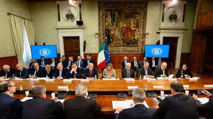 L\\'incontro a Palazzo Chigi tra governo e sindacati , ANSA