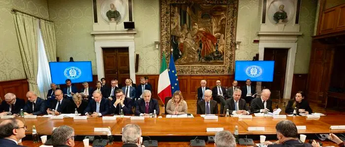 Manovra, incontro tra Governo e sindacati che regalano una calcolatrice e Camus a Meloni. La premier: «Con noi cambio di passo»